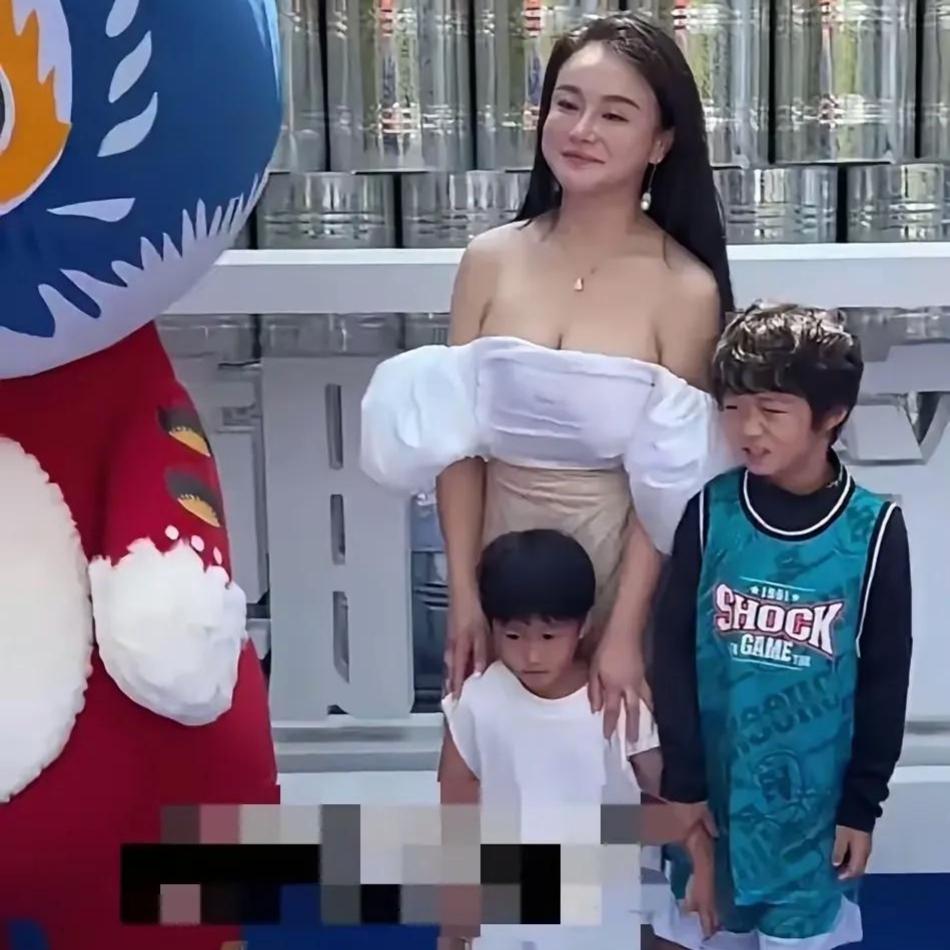 亲子活动照片一出，邹市明夫妻的争议又来了
 
冉莹颖陪儿子参加校园亲子活动的照片