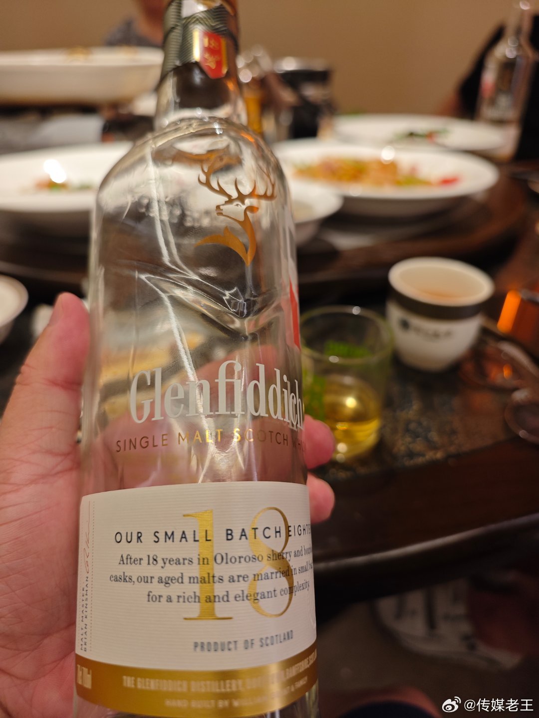 宿醉的早晨，是阳光先醒的。银川的太阳从贺兰山那边翻过来，直接砸在眼皮上，烫得人无