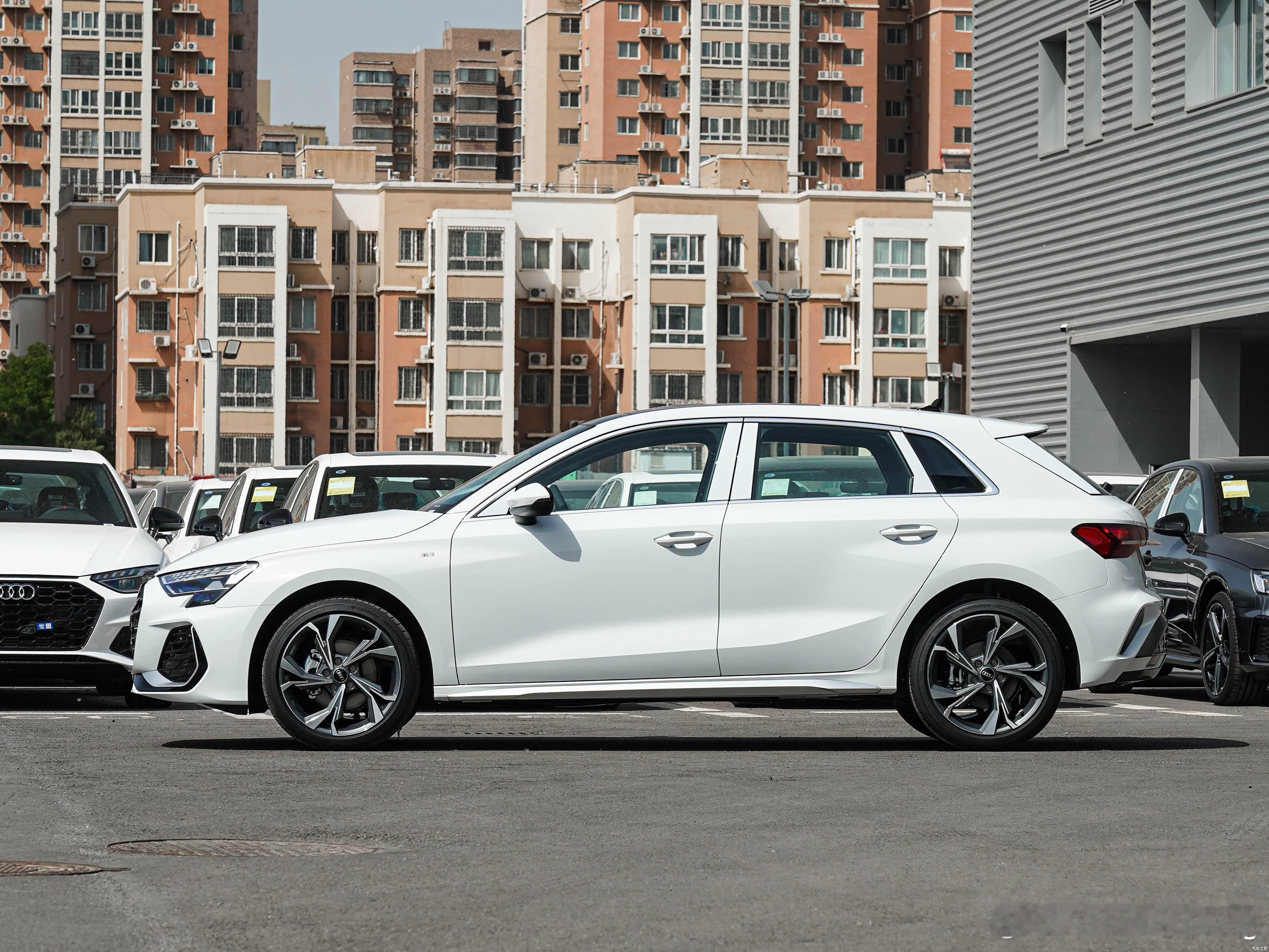 奥迪A3 两厢车189900元 全款裸车 141,526元三厢车 193900元