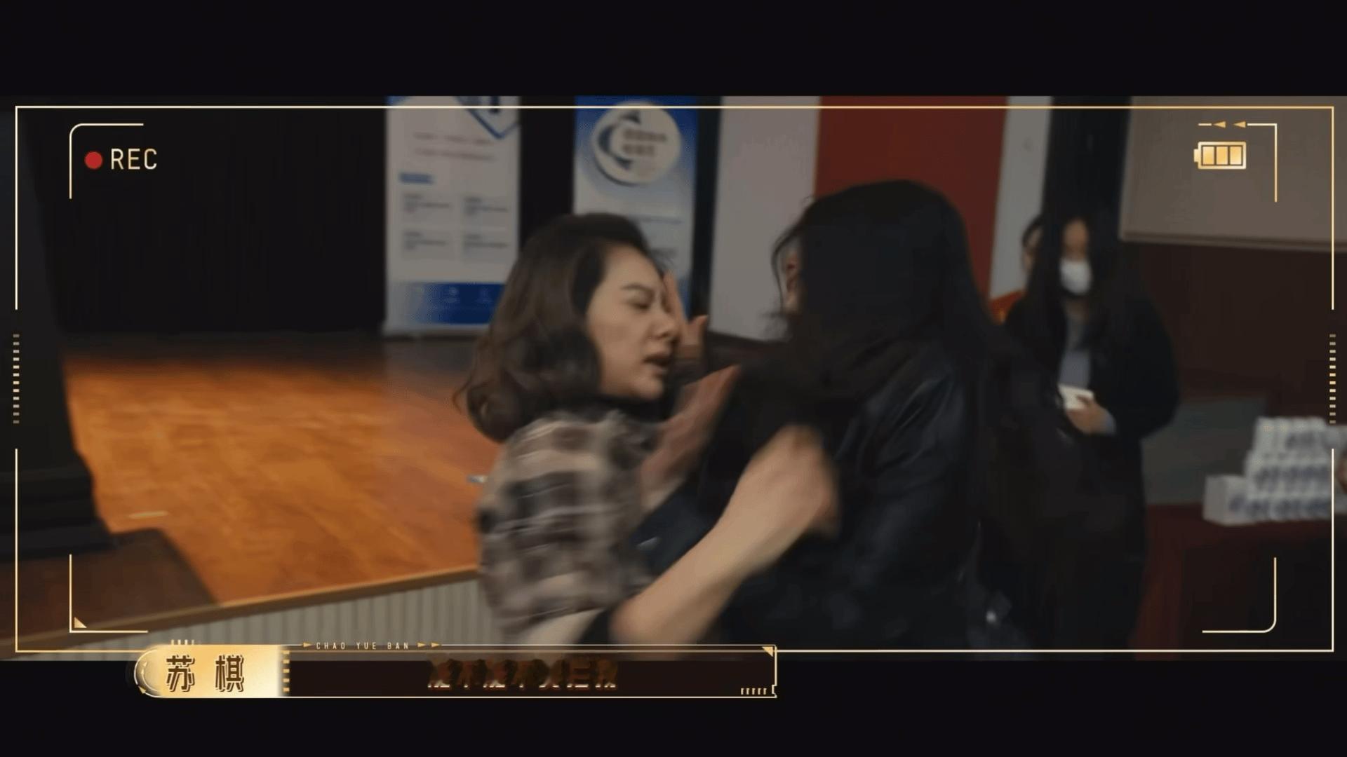 刘璇我也要被打吗 谁看了不说一句心疼，刘璇只是想劝开争执的人，结果混乱中被误伤，