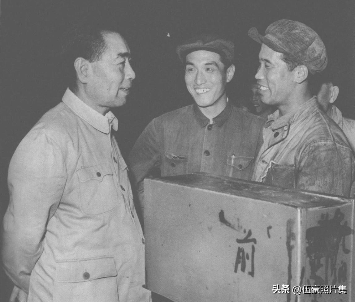 1962年6月12日，正值国家经济困难时期，周恩来总理与邓颖超从沈阳乘车前往鞍钢