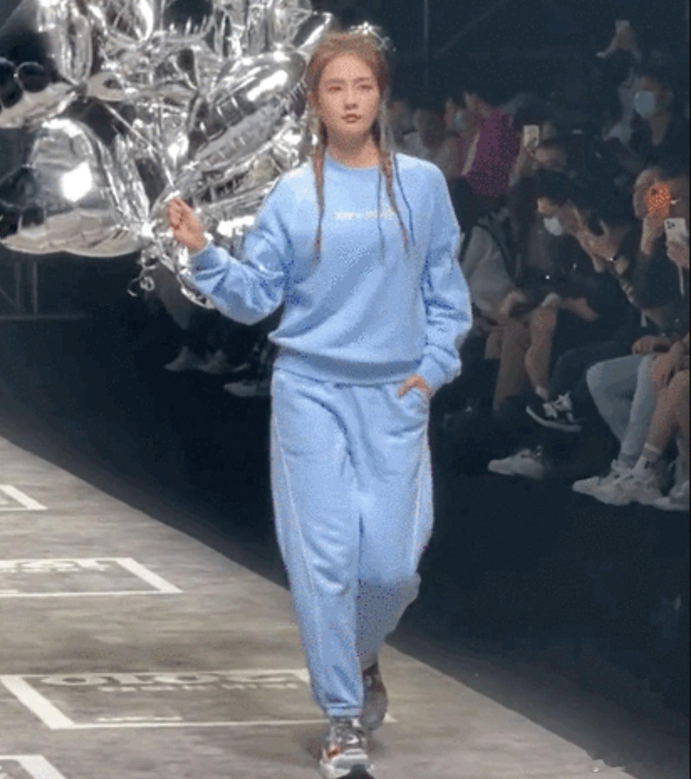 都是卫衣，怎么白鹿图一给人感觉胖若两人，图二感觉纸片人呢？ 