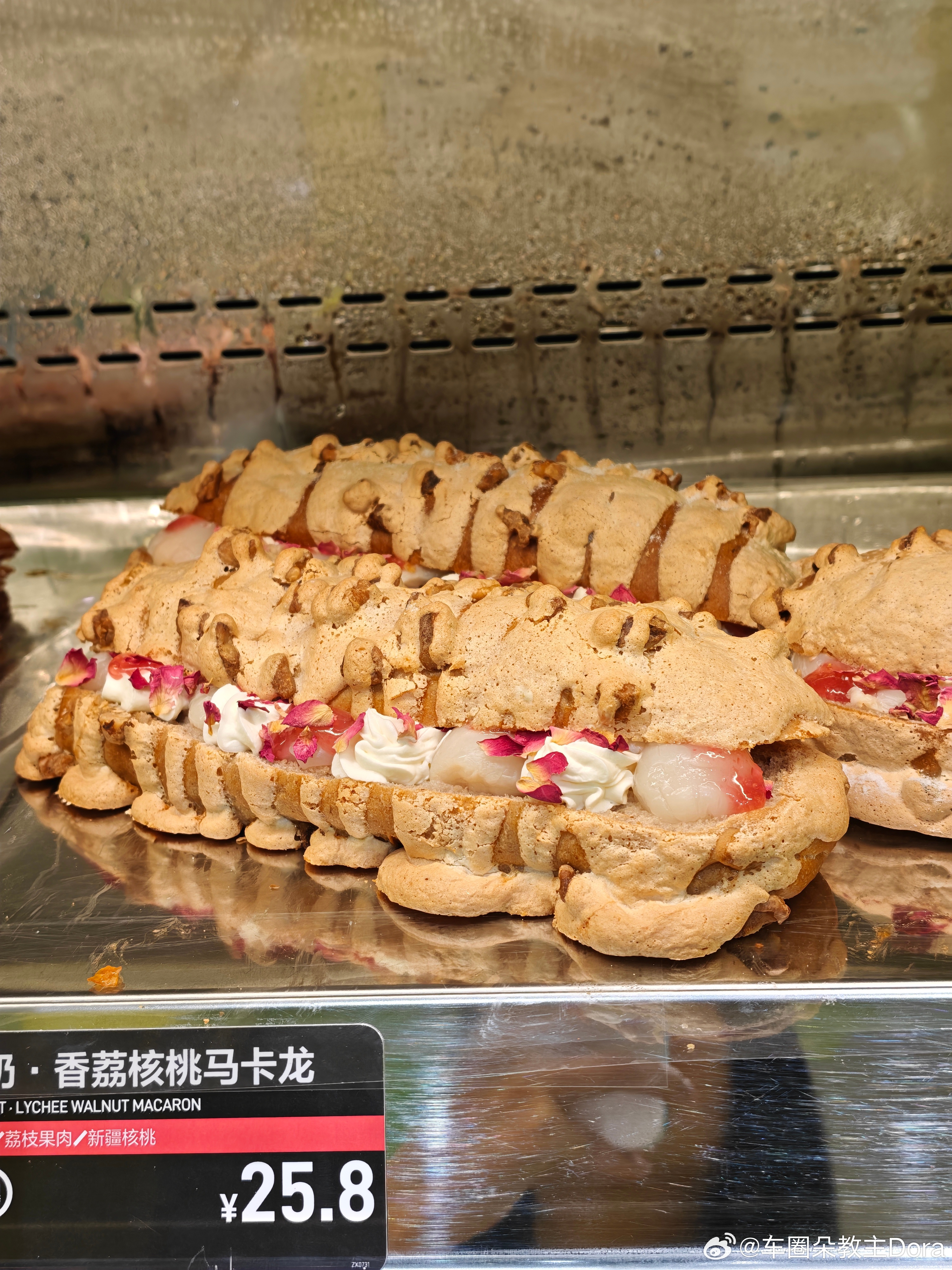 都是超高热量的甜品！既然我吃不了就让手机吃一下吧，最后还是只能买图4的吐司[馋嘴