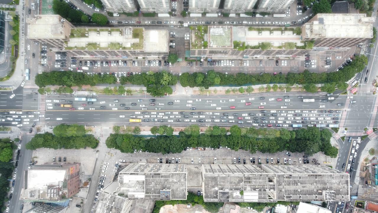 全球化使美国专门从事创造性活动，产出新的理念和思想及具有突破性的产品，并且通过输