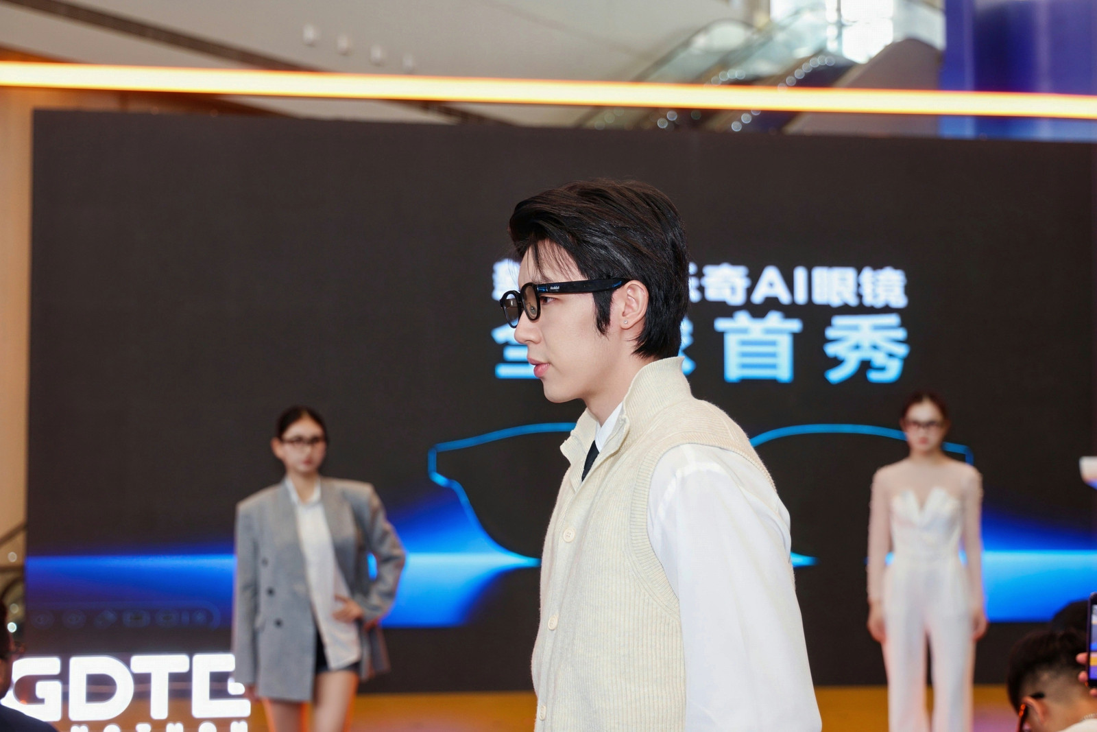 #差评在现场# Rokid 第二代 AI 眼镜在杭州数贸会亮了个相，外观变化不大