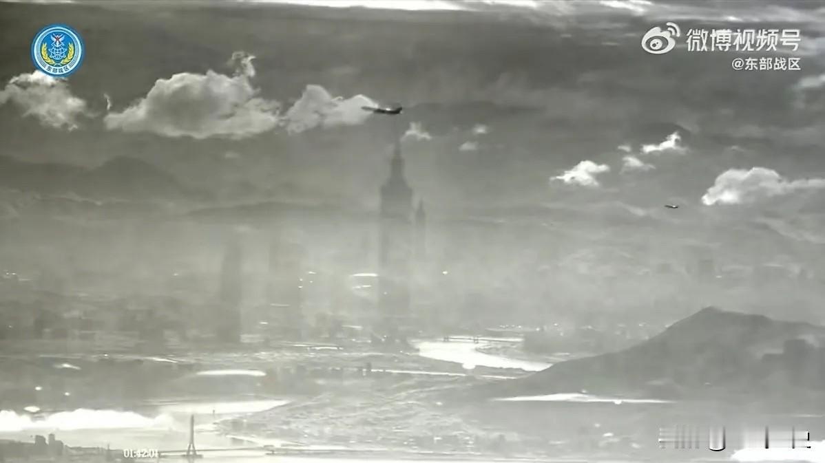 虽然是俯瞰，但应该没有飞到上空。我对着GE核对了一下：照片左下角为淡江大桥，距离