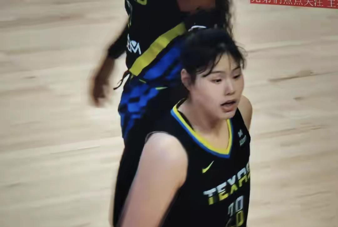 李月汝在WNBA赛场上大放异彩，成为继刘阳后中国女篮的又一骄傲。在与自由人队的常