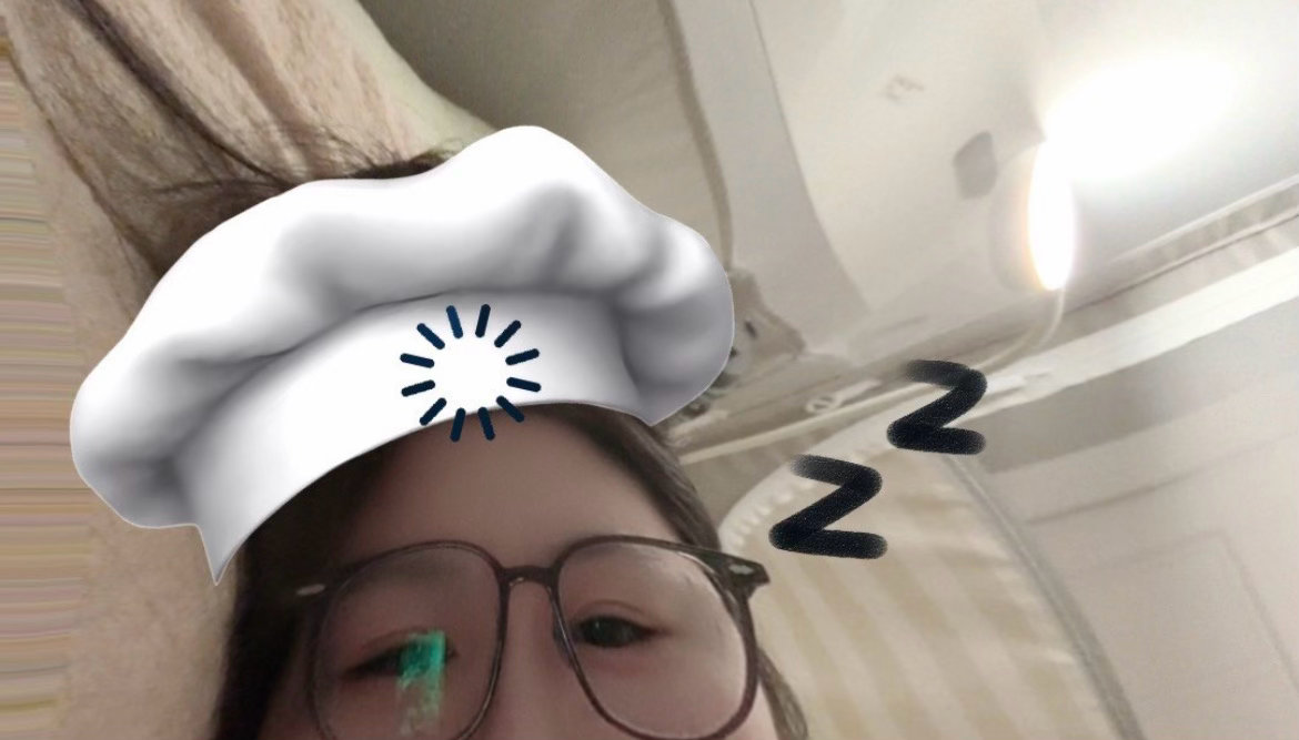 我不行了怎么现在玩手机都要戴眼镜了