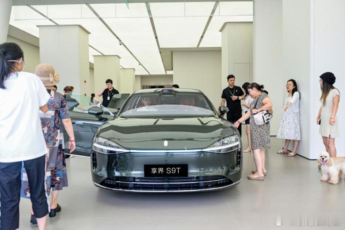 鸿蒙智行首款旅行车享界 S9T展车已陆续进入全国门店预售价32.8万元起首搭HU