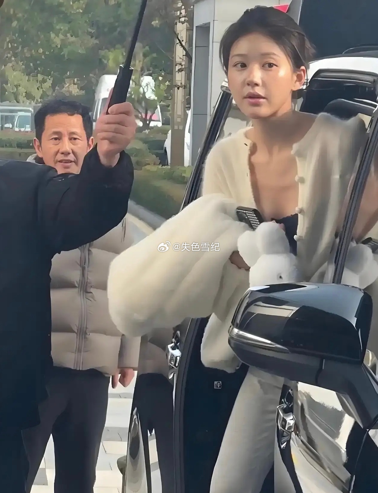 跟爸爸简直长得一模一样。真不知道网上那些说她整容的人是怎么想的。很多五官细节都是