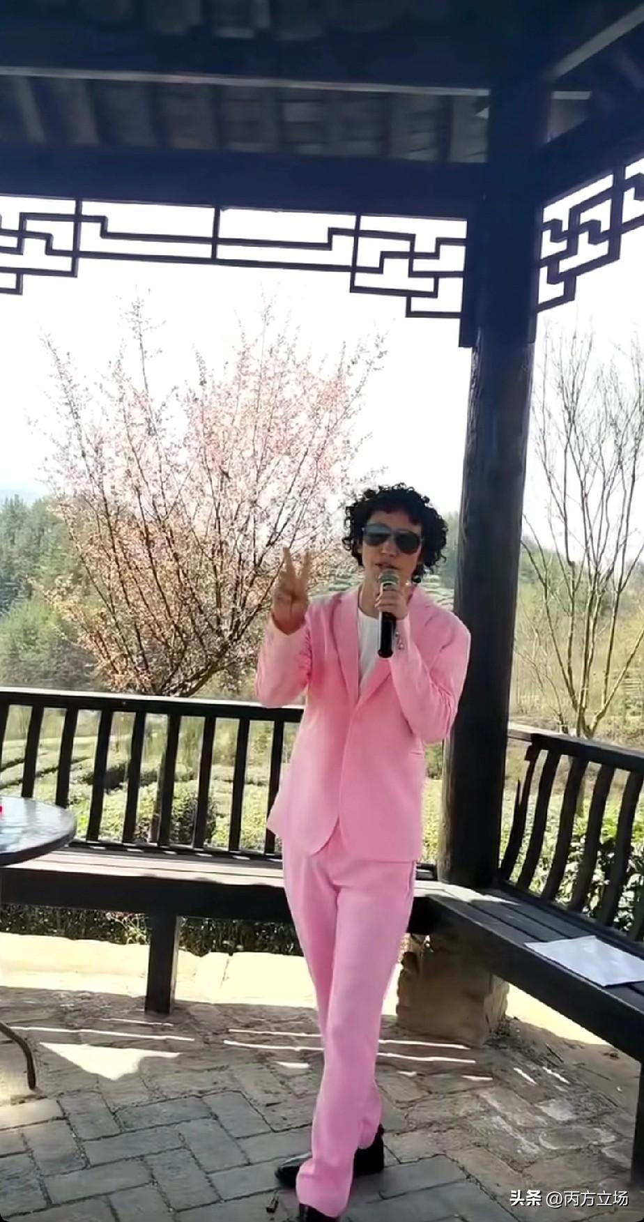 庞麦郎最近天天直播，场场一两千人，礼物没停过，都是刷些小礼物，说明他还是有流量的