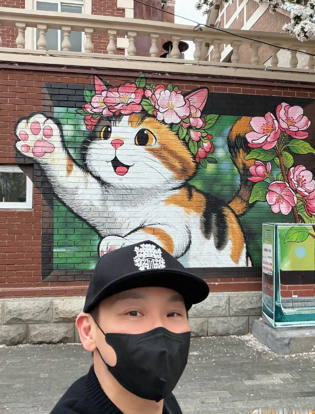 诶诶诶喆儿你头上怎么有一只你同类…..
好萌啊这个喆儿就这样心有萌猫细嗅海棠