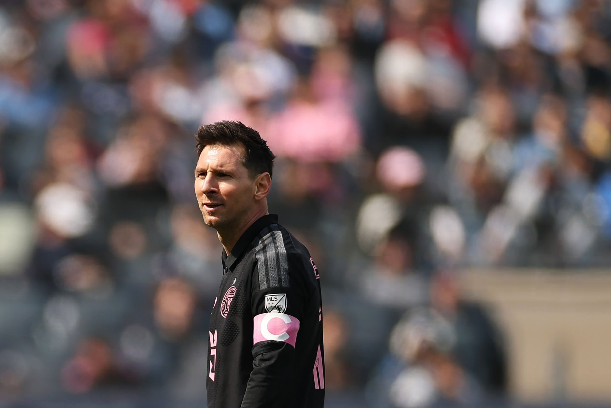 还得是梅西！！！任意球扳平！！！2比2！！！！射门距离很远！但梅西选择了出其不意