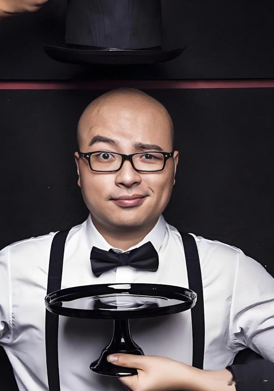 我没看错吧，

就《小芳》演网红老板这演员，

虽然长了头发，可怎么看像那个光头