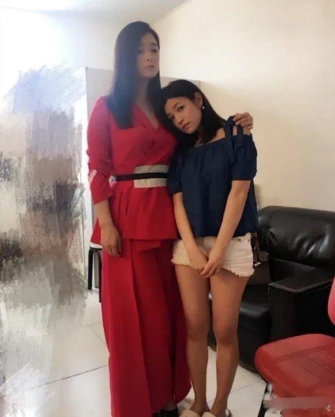 陈妍希靠蒋欣胸前超喜感，二人身高差萌趣。陈妍希离婚后生活多彩，蒋欣凭《小巷人家》