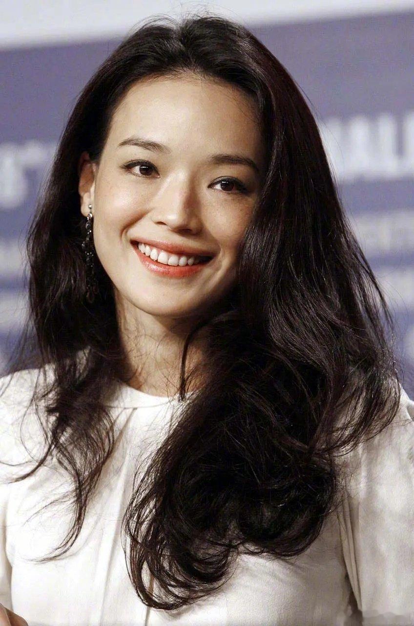 舒淇导协年度港台导演舒淇为梁家辉颁最佳男主 《女孩》辗转多国展映收获满满喜爱，舒