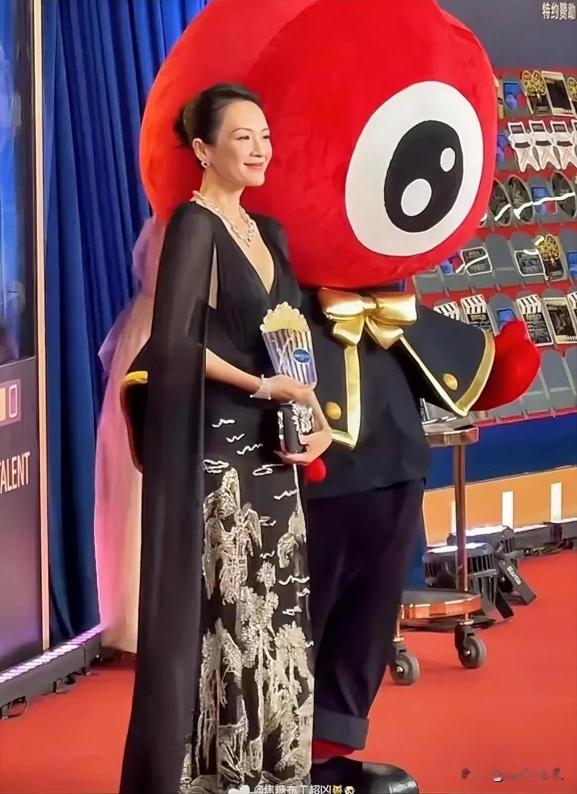 章子怡自从与汪峰离婚后活成了自信有魅力的女人，找回了从前国际章时的霸气，无论是出