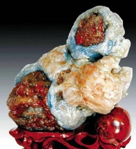 1993年，一牧民答应将一块拴羊的石头5万元卖给一广东人。谁料，正要交易时，牧民