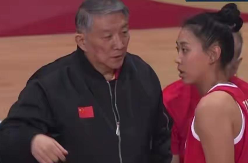 女篮热身赛，让人惊出一身冷汗。一把好牌硬是被打到加时赛。
整场比赛给人的感觉是没