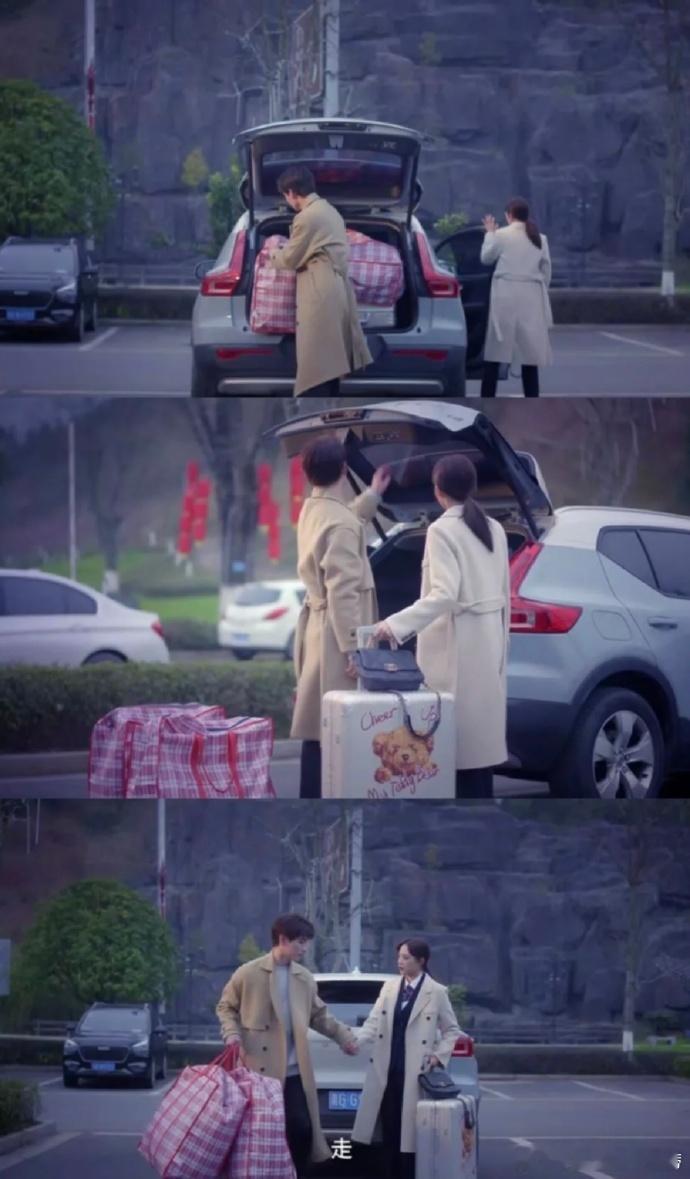 头一次见电视剧女主搬家用蛇皮袋，终于不是拉着一个行李箱就搬完了，主打的就是一个真