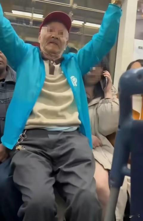 地铁“坐腿”闹剧：倚老卖老者终食恶果

10月28日晚高峰的上海地铁车厢，本该是