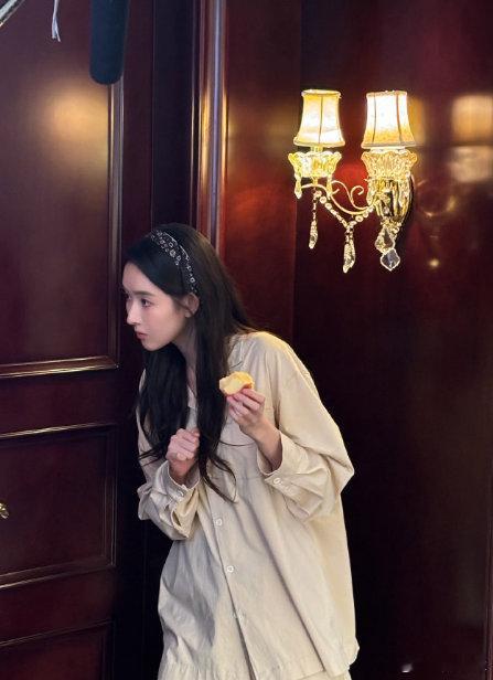 王玉雯说会继续完成宣传工作 面对风波，王玉雯大气回应，尽显担当！《突然的喜欢》有