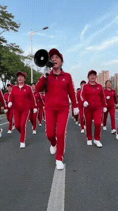 看得出来，洒水车师傅实在看不下去了，对于眼见的活动垃圾绝对不能再视而不见。于是拿