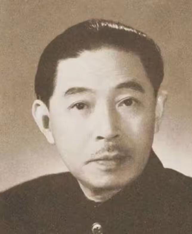 1928年，32岁的茅盾出轨23岁的女学生秦德君。不久后，秦德君怀孕，茅盾一把将