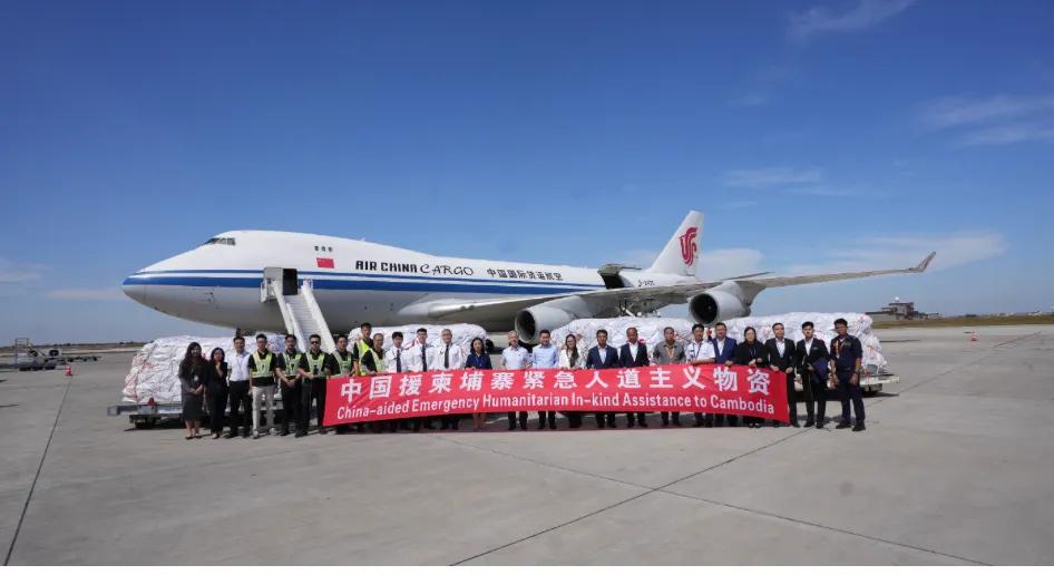 当地时间12月28日中午，中国政府向柬埔寨提供的首批紧急人道主义援助物资，包括帐
