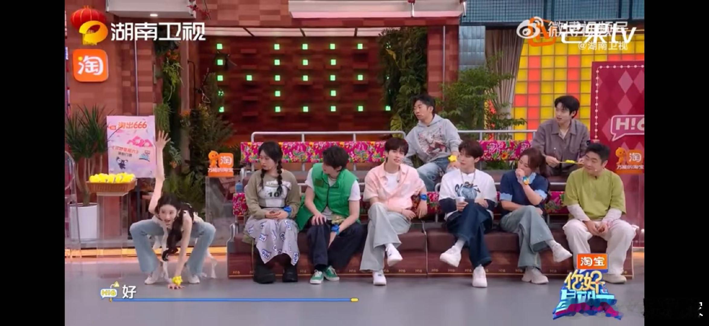 张艺凡张艺凡也玩上抽象了你好星期六脑洞清奇的小设计，每一段创排都特别有风格 