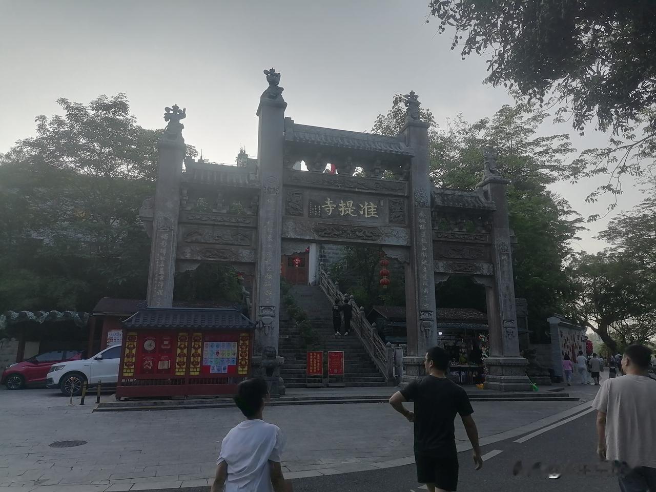 惠州西湖里面竟然还有寺庙，真是旅游休闲娱乐与烧香拜佛两相宜！