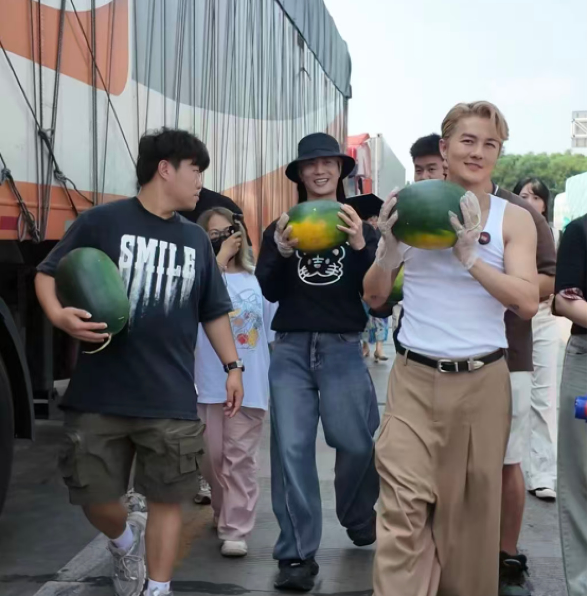 吴克群、陆虎现身河南免费送250吨西瓜：“希望把河南的甜带到全国”