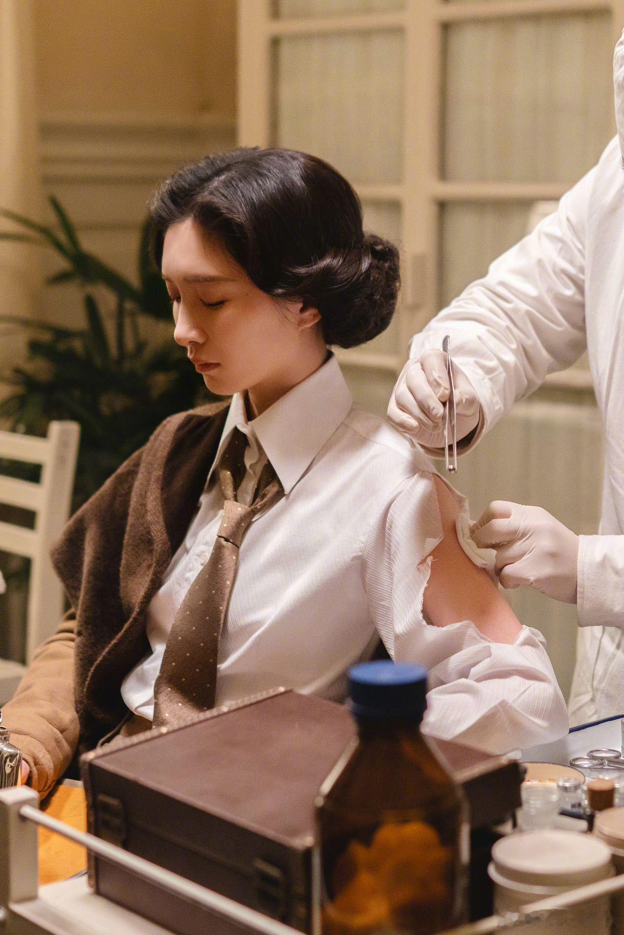 江疏影演狠角色真是信手拈来 谁能拒绝的美强狠角色！苏门审讯博弈气场全开，阿妹心机