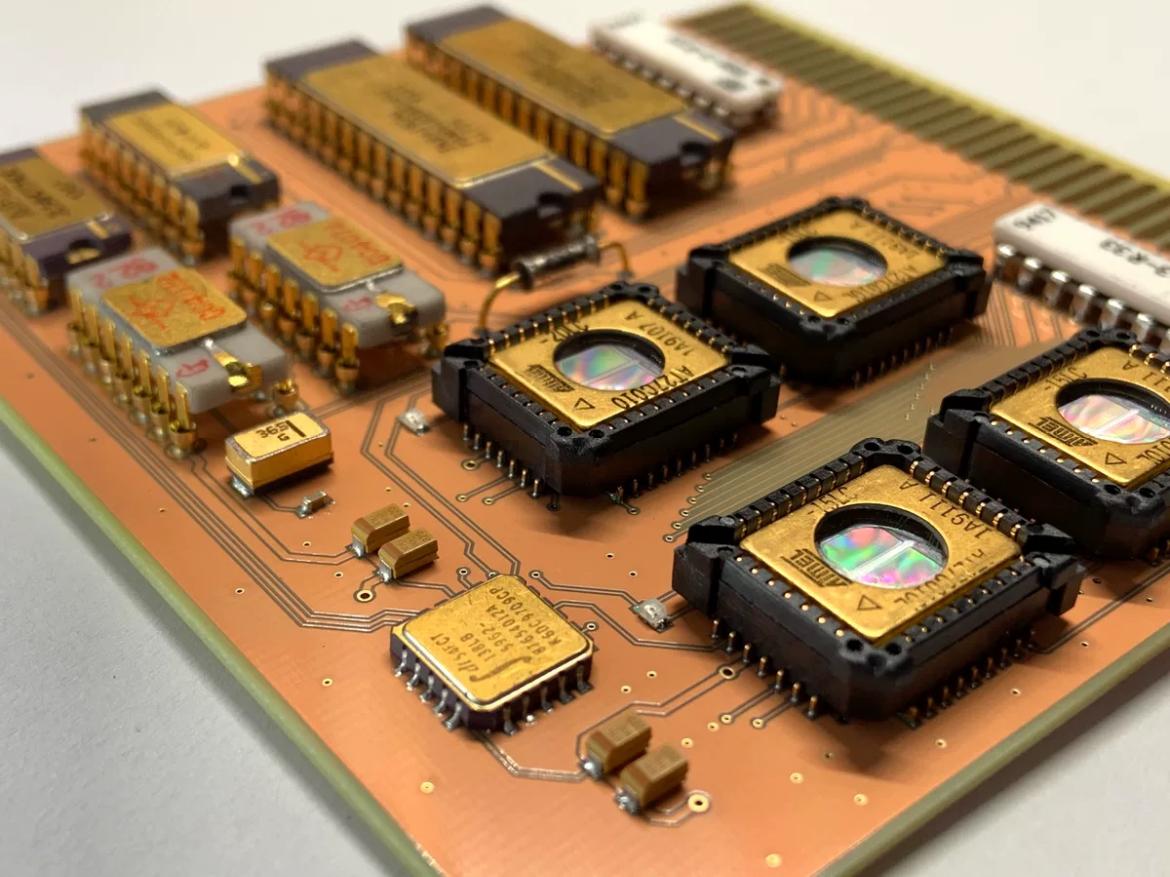 今天在广州鬼市花了20元淘了一个游戏卡；这个游戏卡用料太猛了，果然古董电路板用料