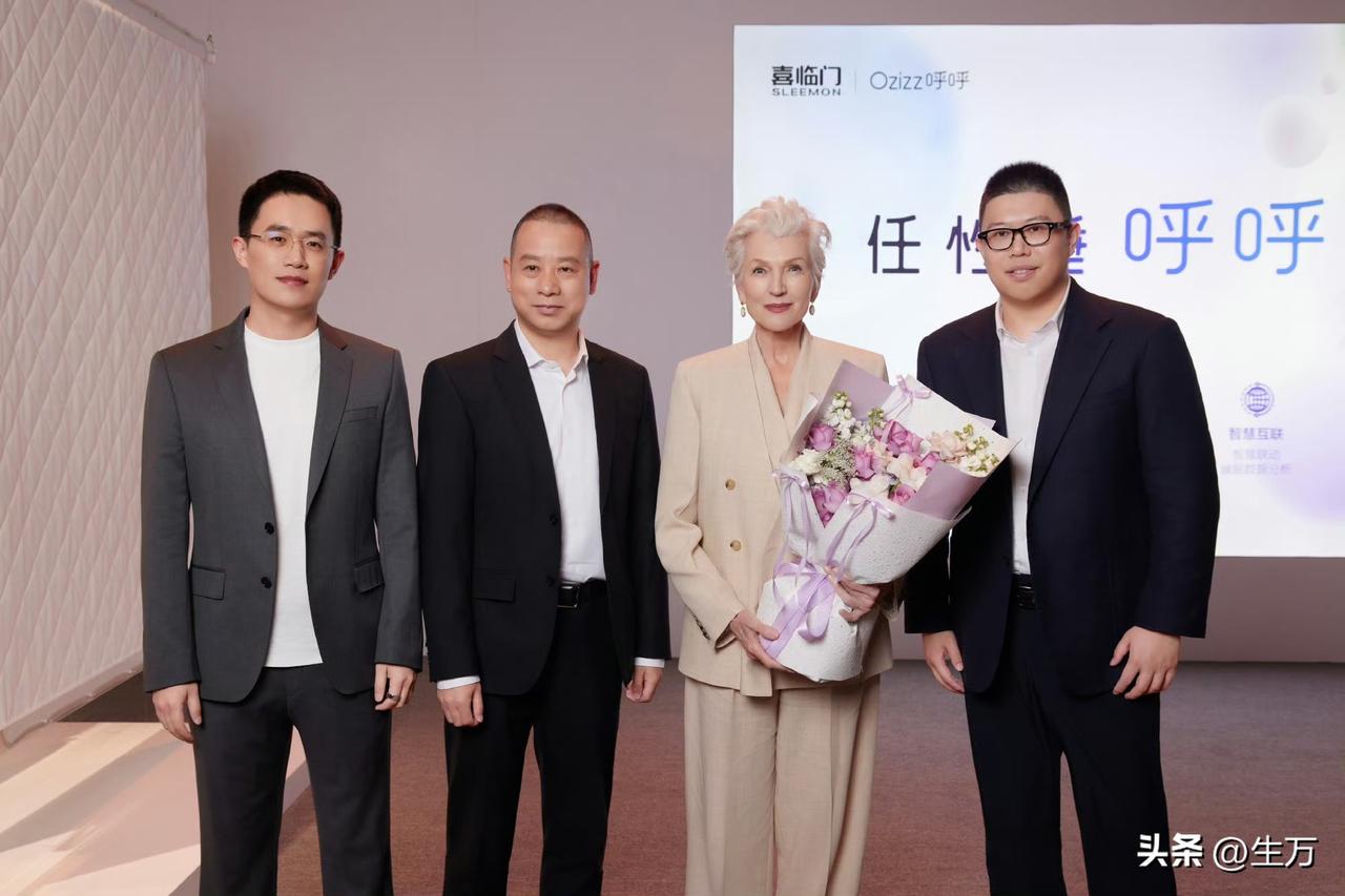 王腾晒与马斯克妈妈的合影照！

今天晚上，王腾在社交网络晒出了一张照片，他站在最