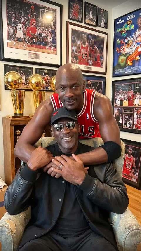 巨星的跨时空拥抱，感慨良多啊
巨星的跨时空拥抱，感慨良多啊