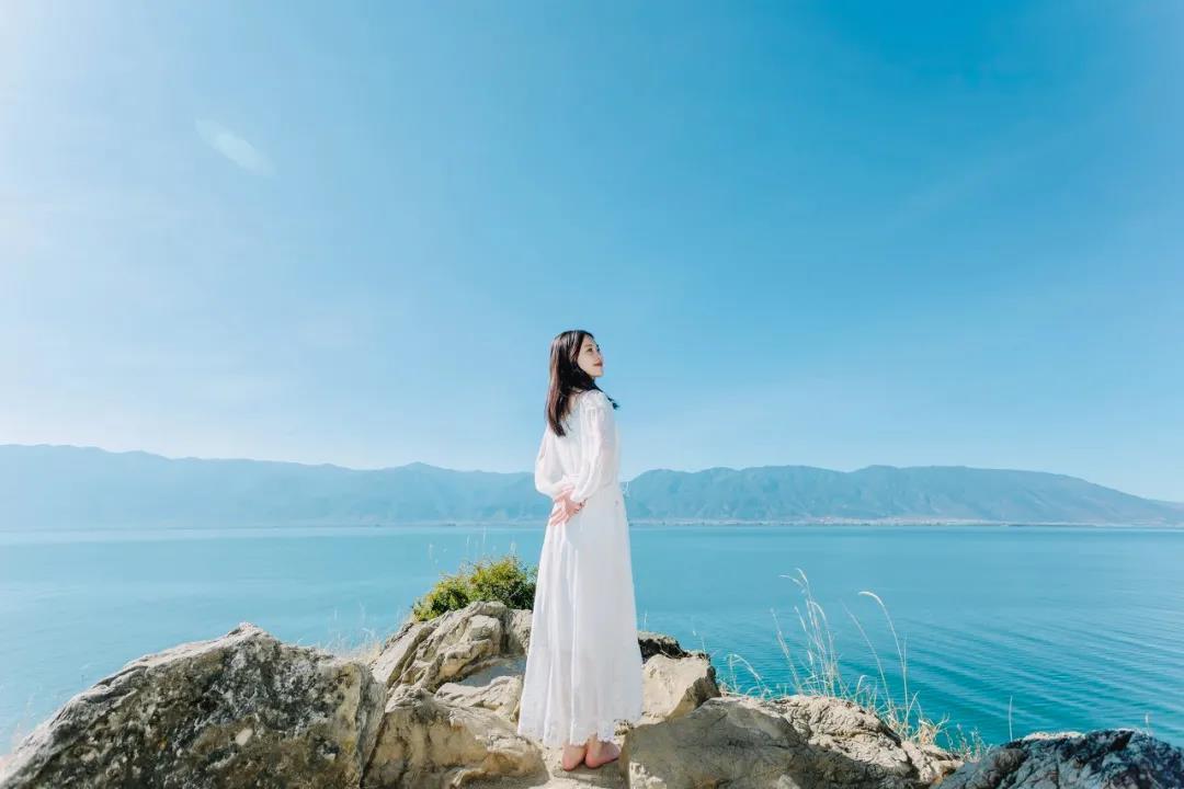钱钟书曾写道：海水有尽头，月亮有圆缺，人间有不足但你在，就能弥补，我在人群里冷冷