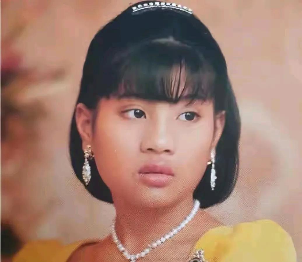 泰王小女儿小时候打扮得真公主，珠光宝气的。可惜再贵重的装饰品都无法掩饰她眼里的落