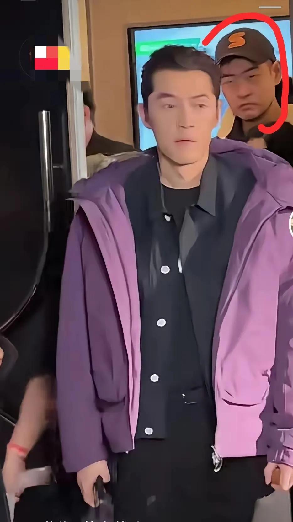 看着胡歌身后人的面孔，总感觉他身处险境，他在前面小心翼翼，身后人用凶神恶煞的眼睛