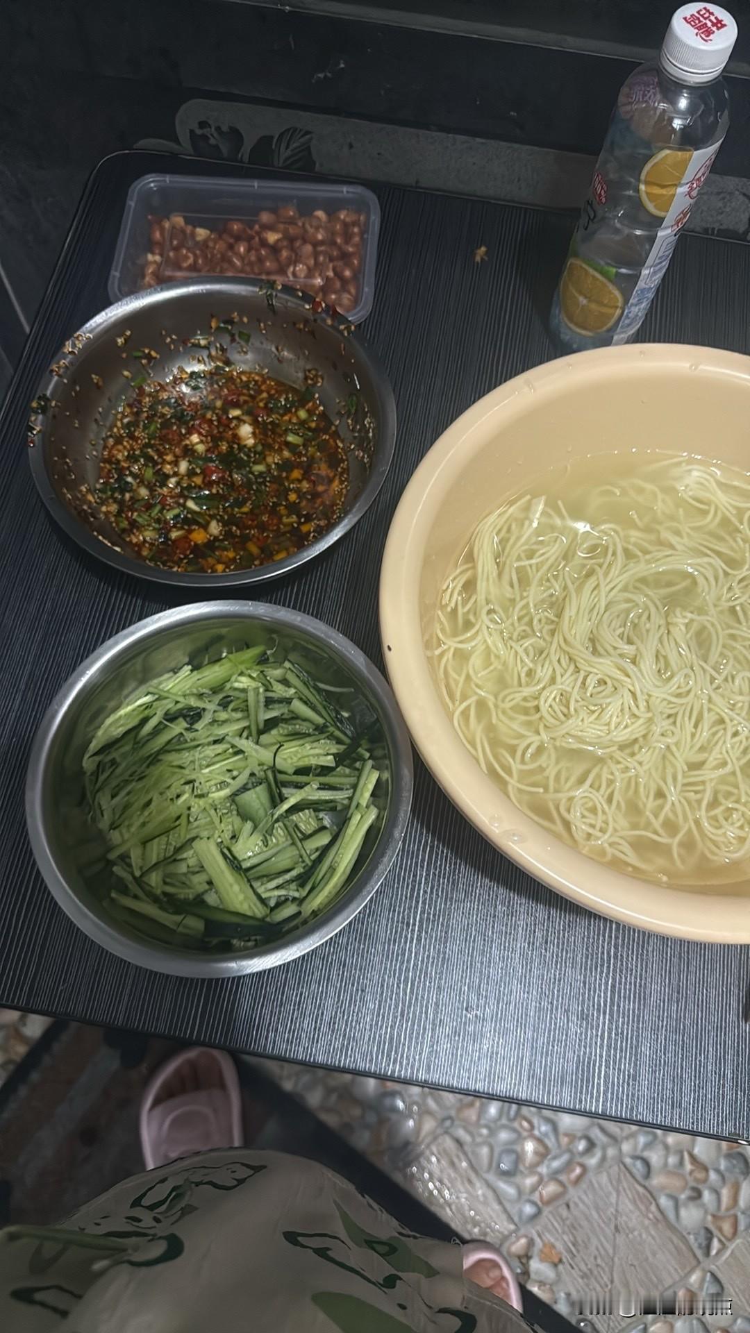 深夜在家嗦一碗自制凉面，才是夏天最舒服的打开方式🌙

晚上饿了不想点外卖，索性