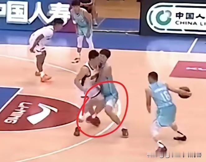 山西男篮大将张宁神操作，惹怒青岛新星纪卓:

昨晚，CBA夏季联赛青岛站，山西对