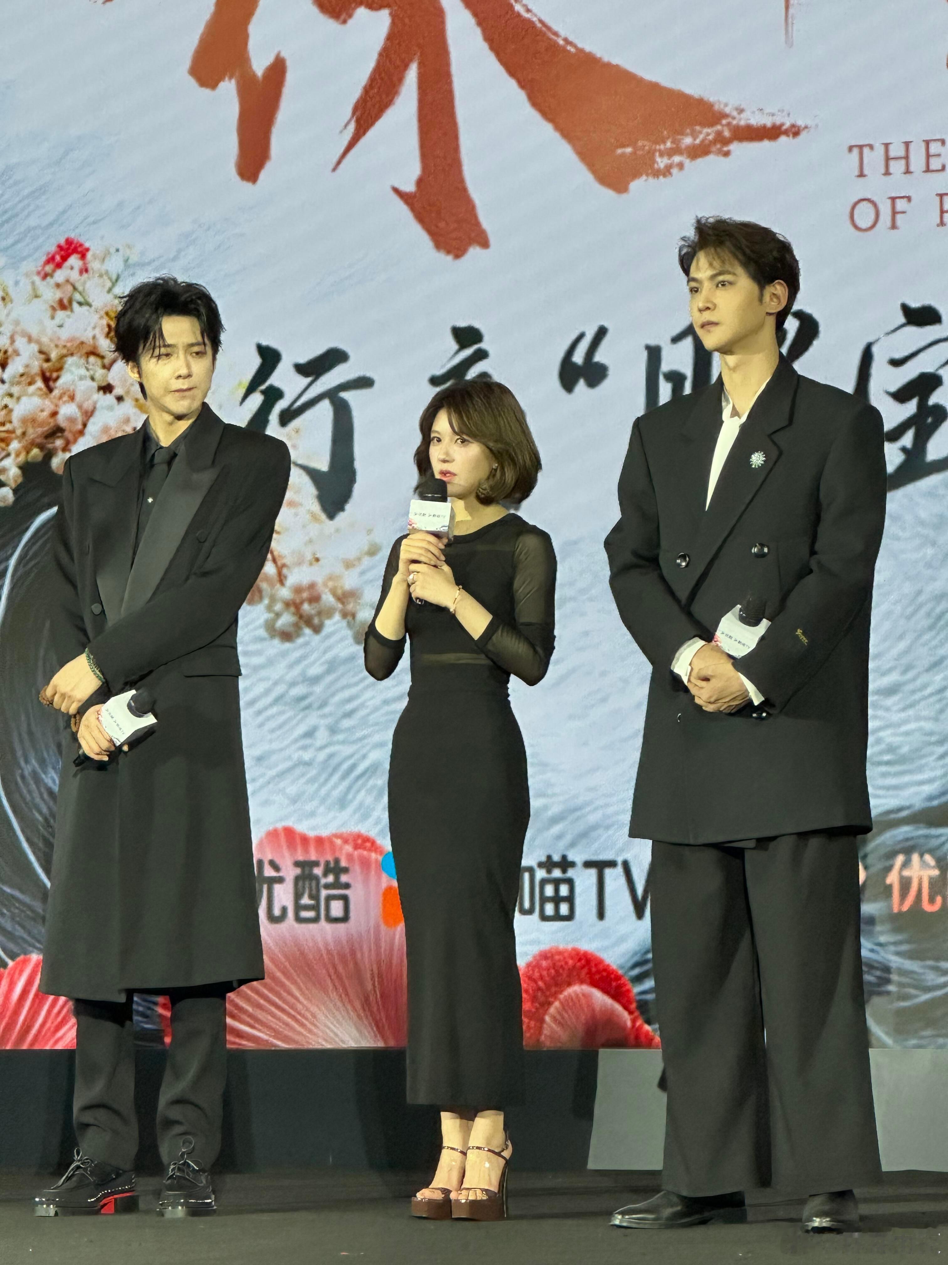 今天又是被女明星瘦到的一天。珠帘玉幕媒体发布会，赵露思本人看起来小小只，真的好瘦