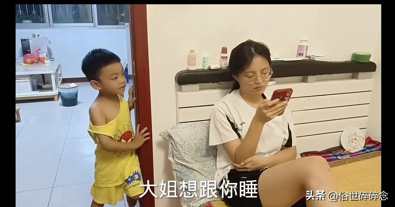 小男孩总黏着姐姐要一起睡，这样正常吗？
画面里小弟弟扒着门框，小声说着想跟姐姐一