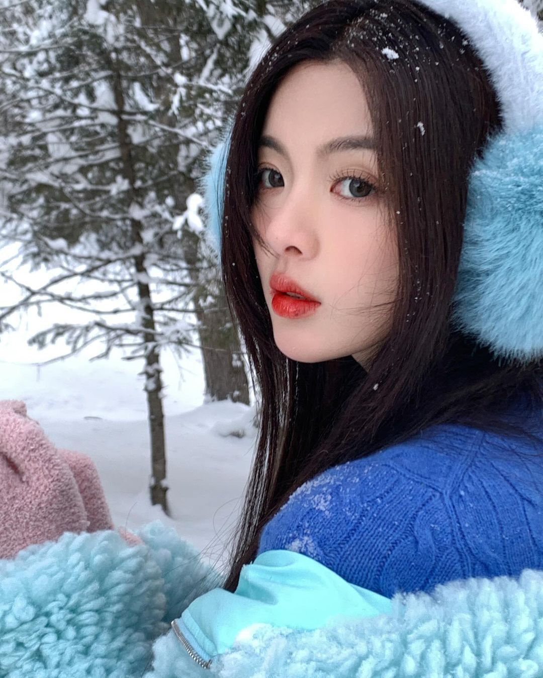 雪地里的精灵小🐏杨超越和冬天的适配度是百分百 ​​​