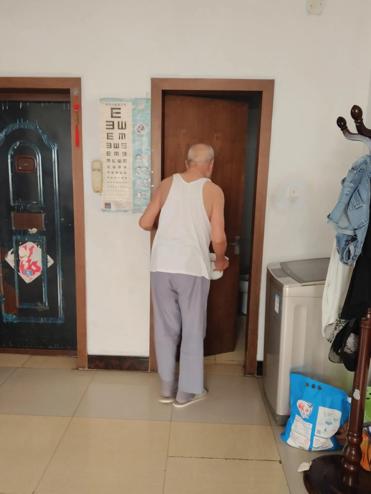 老了真没办法。

87岁的老公公每天晚上八点多就休息了，虽然卫生间离他的卧室仅仅