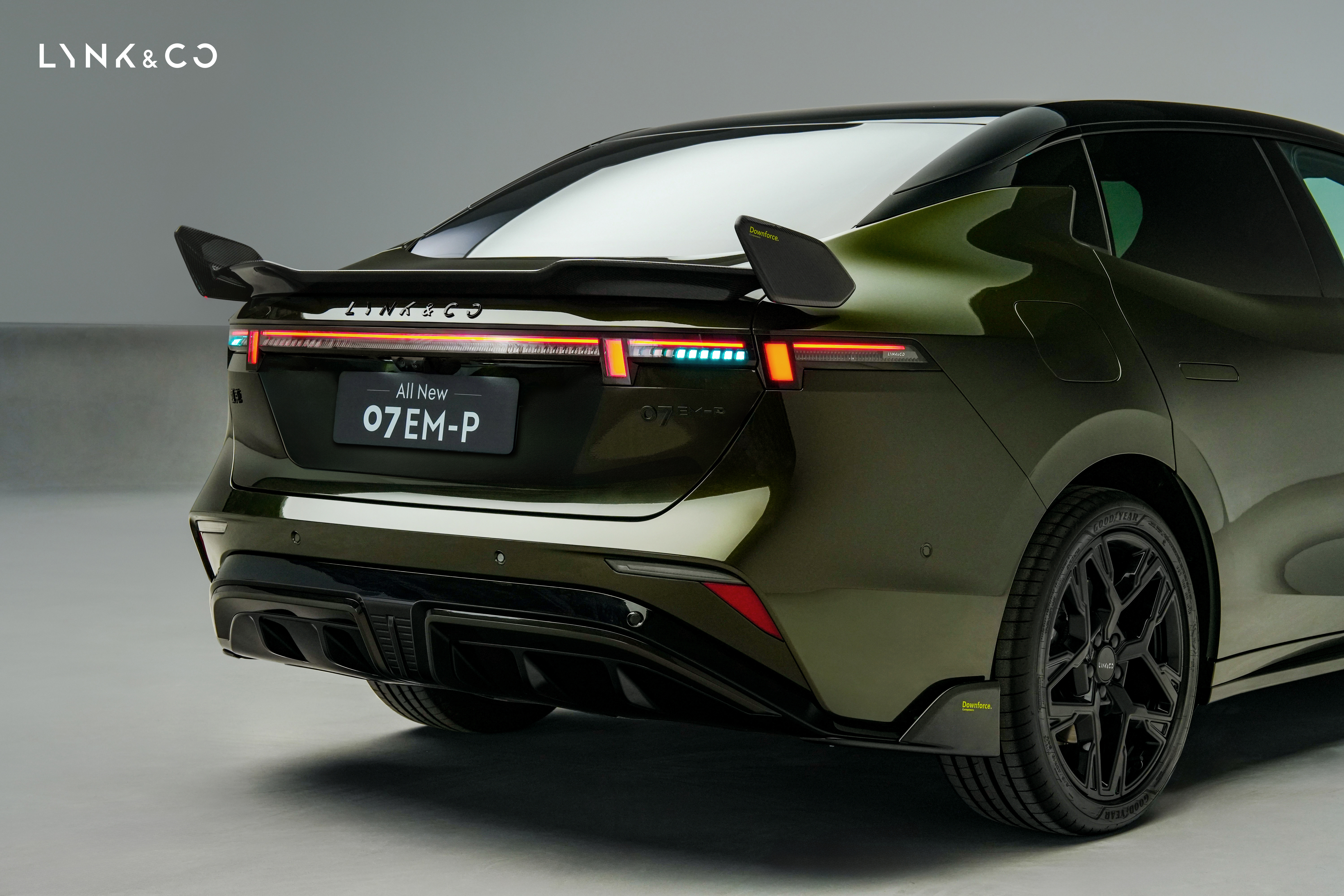 领克07 EM-P碳纤维尾翼版售价13.98万元起 各位感受一下 领克07碳纤维