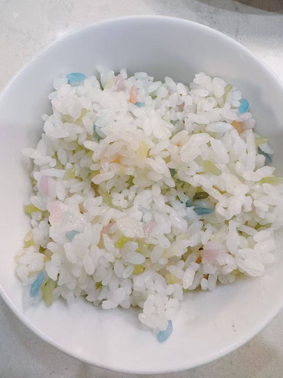 忙了一天，终于可以吃饭了。今天的米饭是用五色米加普通大米一起煮的，很好看哟，这样