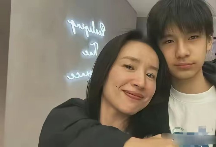 董洁的基因，让潘粤明的儿子颜值爆表 ​​​