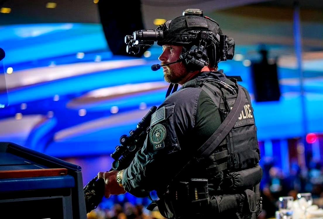 🇺🇸美国白宫记者协会晚宴枪击案现场的特勤局人员，身上配备装备整理：
KAC 