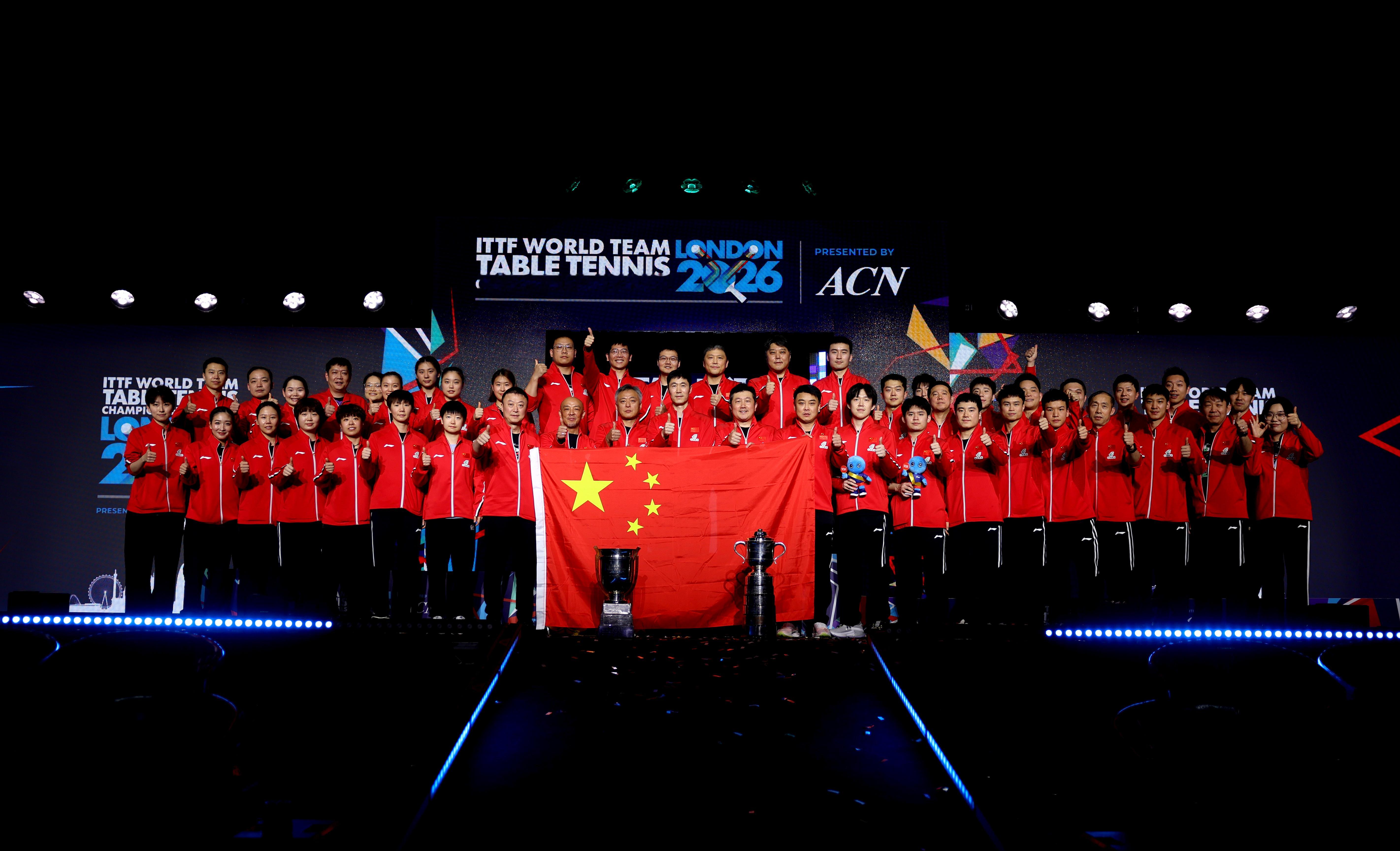 伦敦团体世乒赛落幕，国乒男女团顺利卫冕！国乒大合影，马龙、许昕、刘诗雯等都在团队